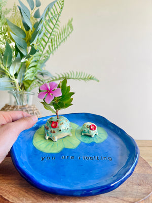 RIBBITing grump froggo trinket dish with bud vase