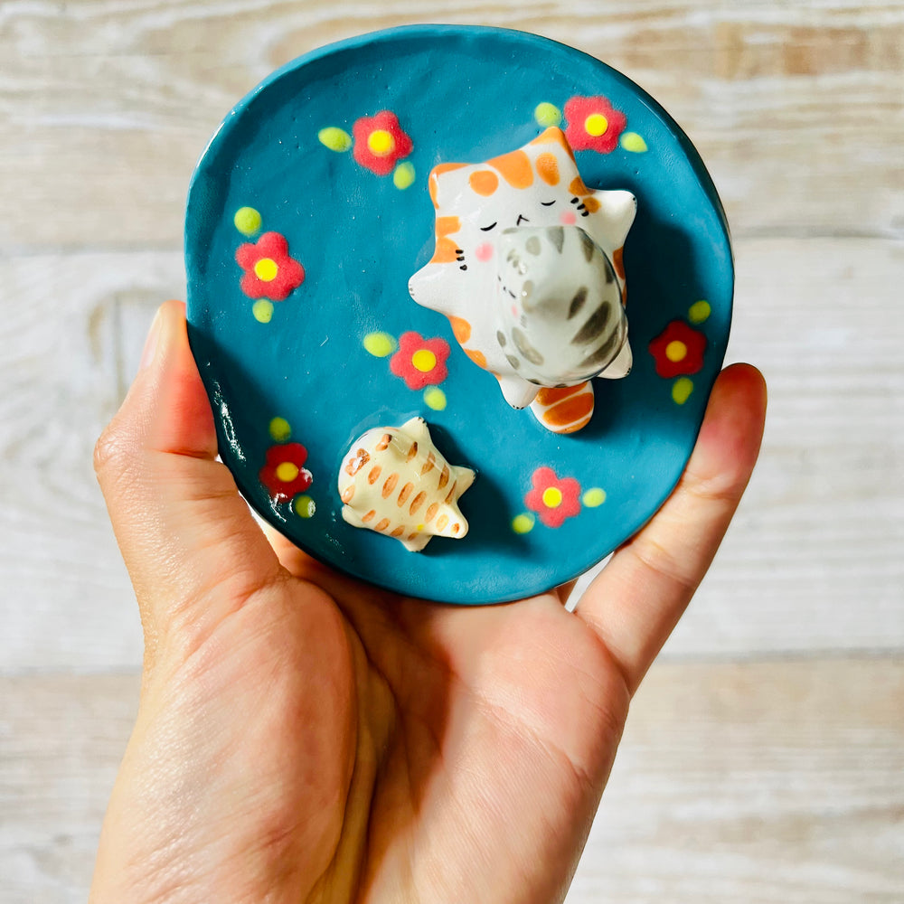 Green flowery sleepy cats trinket dish, photo 2 of 8