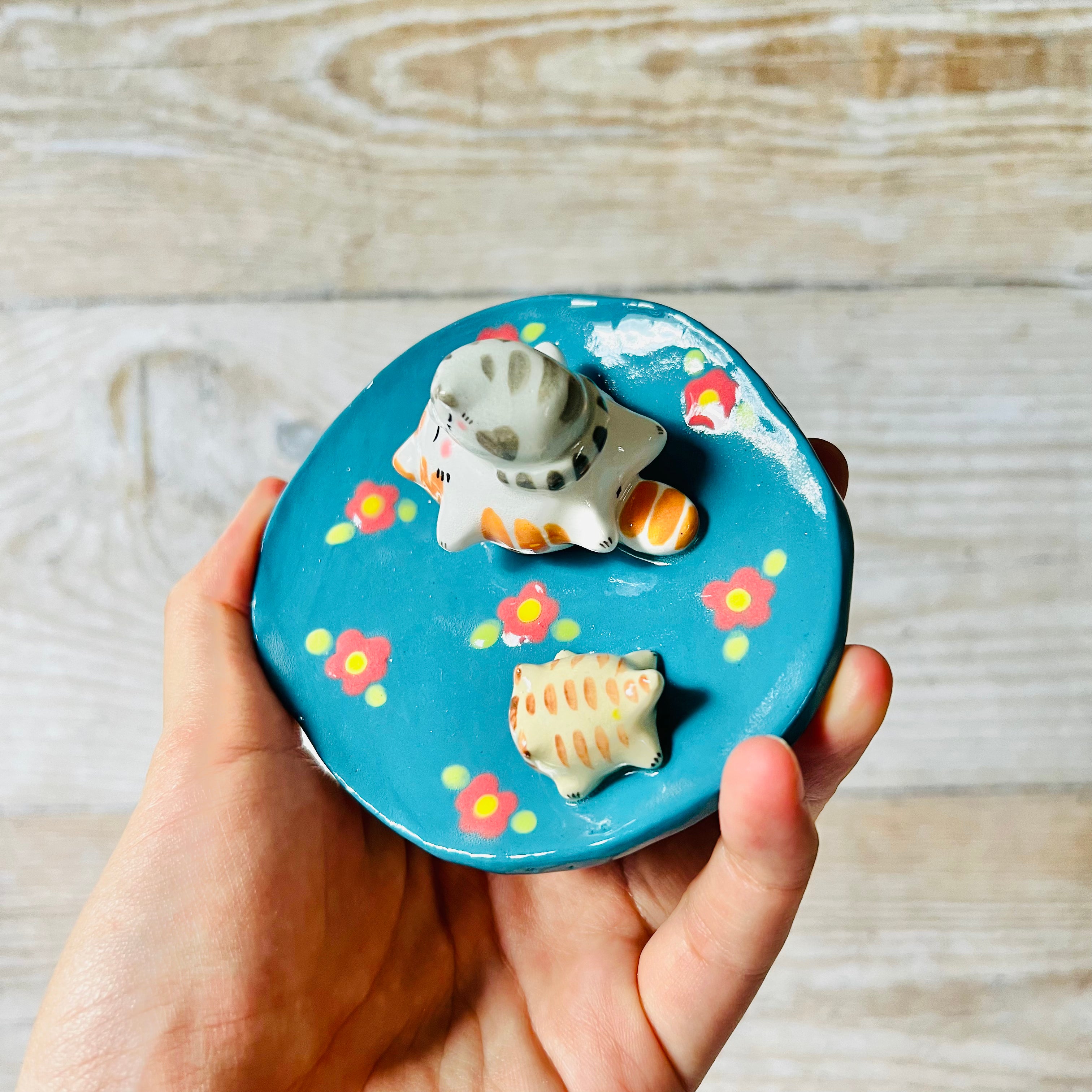 Green flowery sleepy cats trinket dish