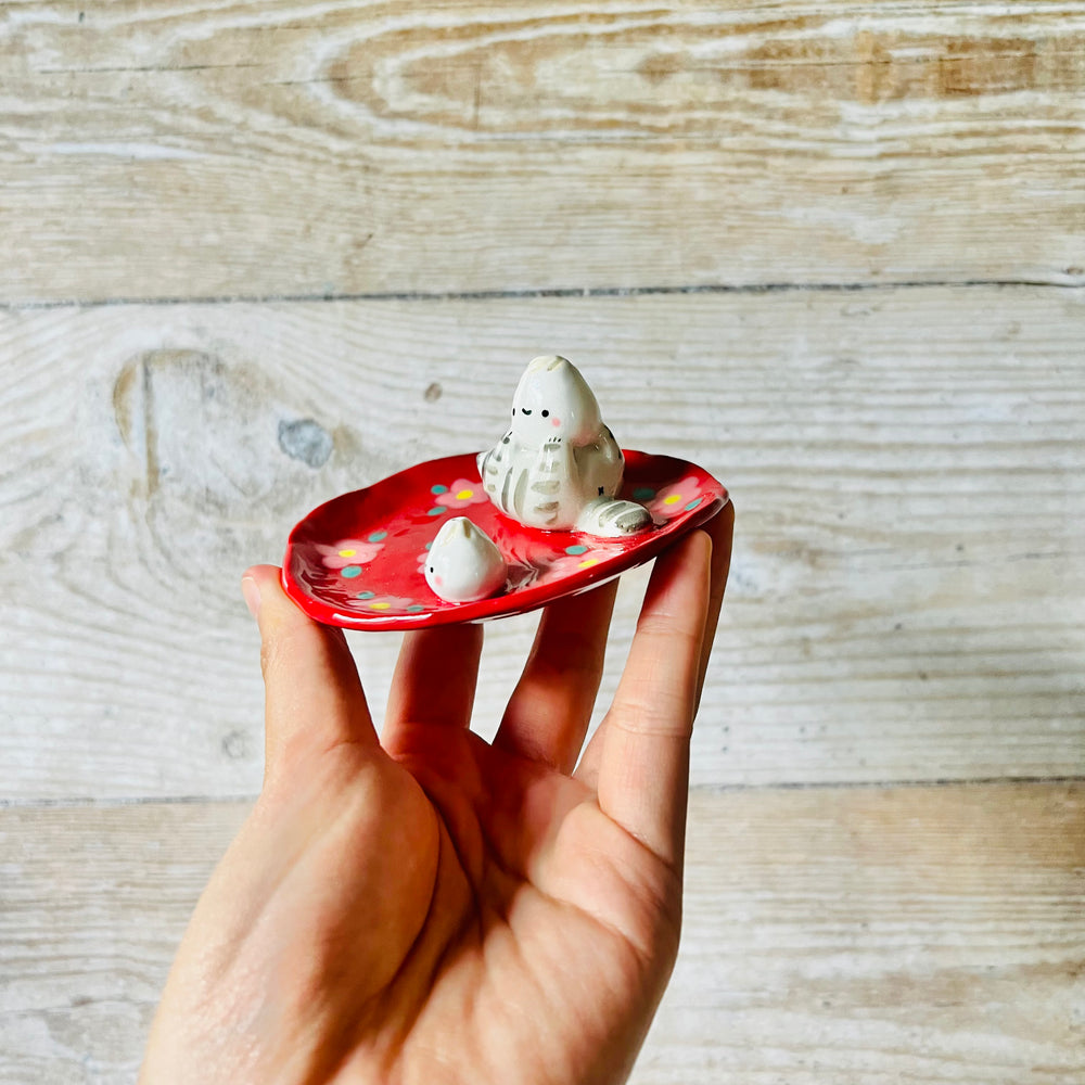 Red flowery cat with dumplings trinket dish, photo 4 of 8
