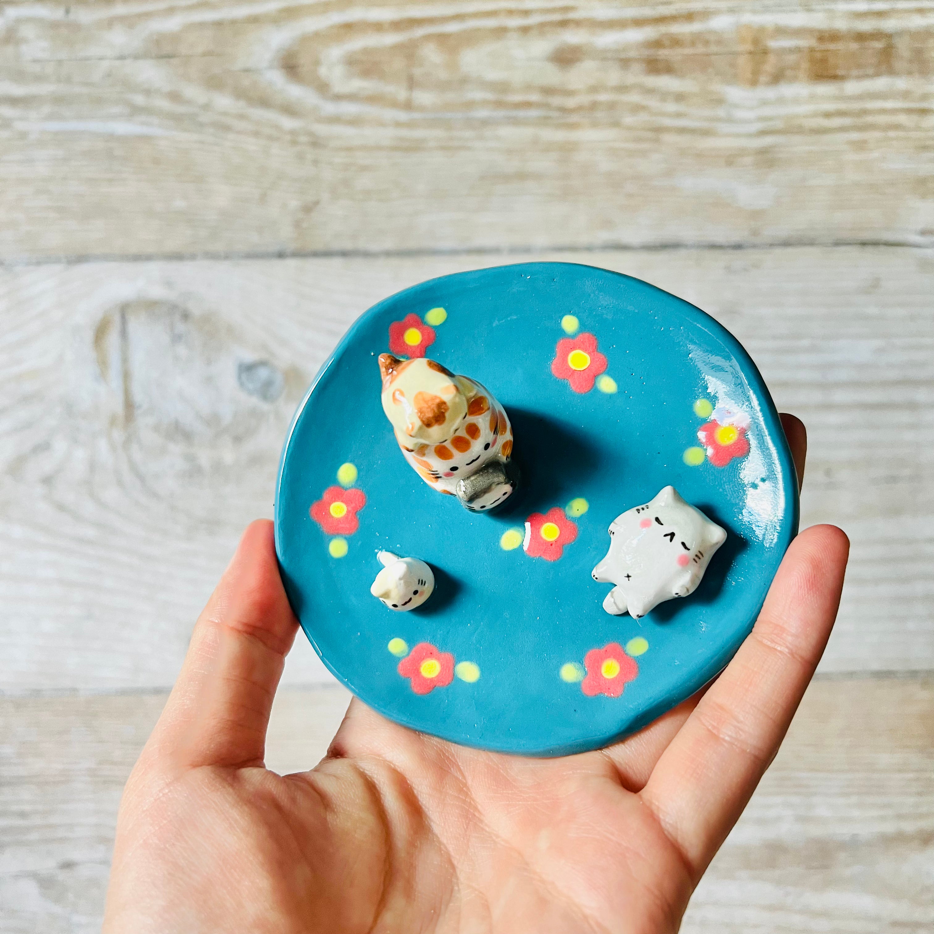 Green flowery Cat family trinket dish