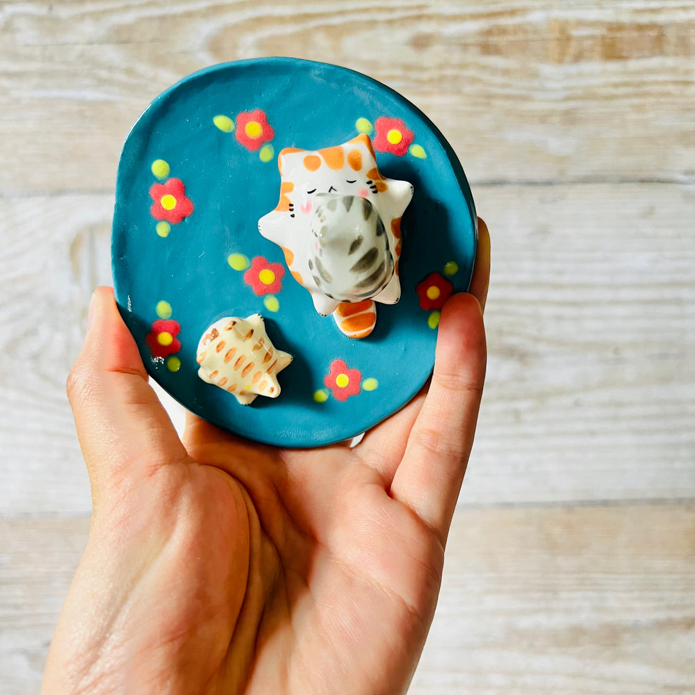 Green flowery sleepy cats trinket dish, photo 8 of 8