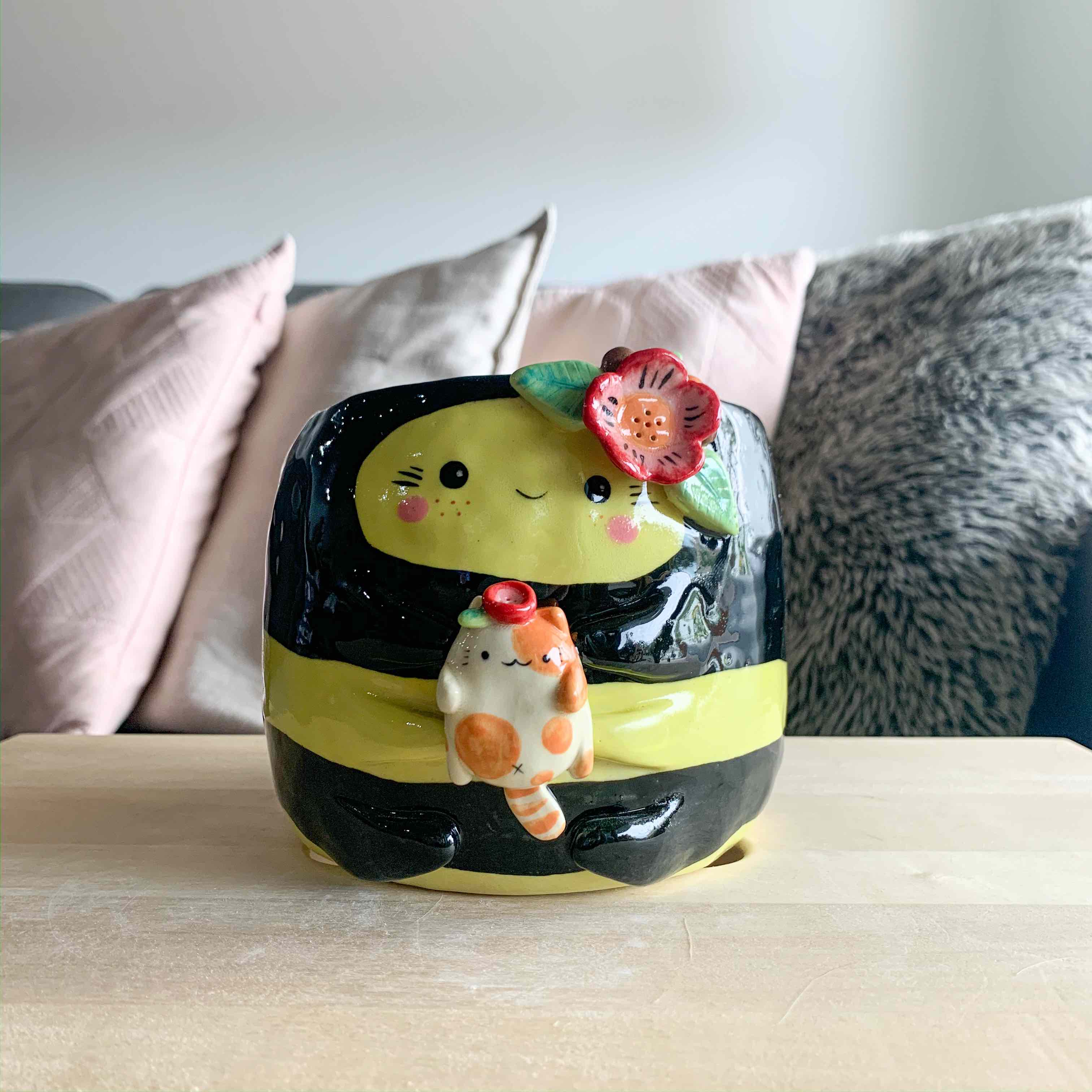 Large flowery Bee pot with Cat friend