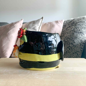 Large flowery Bee pot with Cat friend