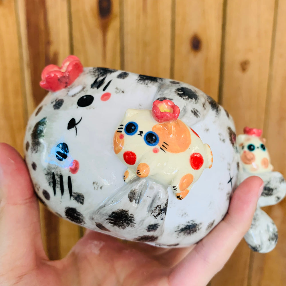 Chubby spotted seal with spotty cat friends pot, photo 6 of 7
