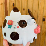 Flowery dark brown spotty doggo pot