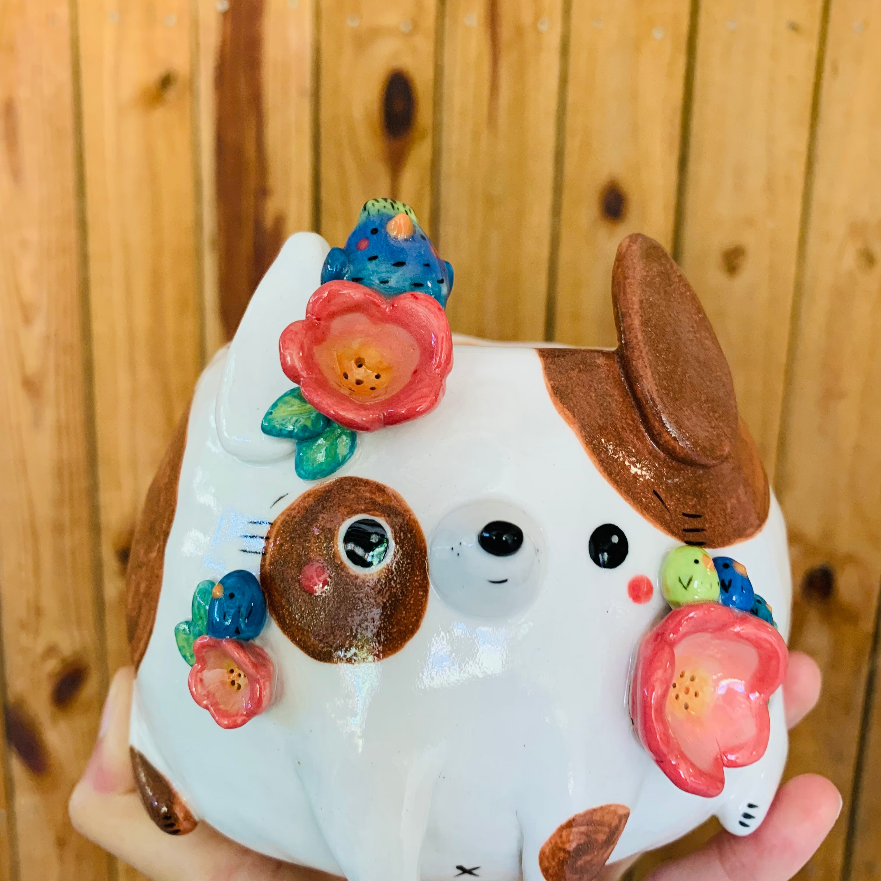 Spotty brown doggo pot with bird fam