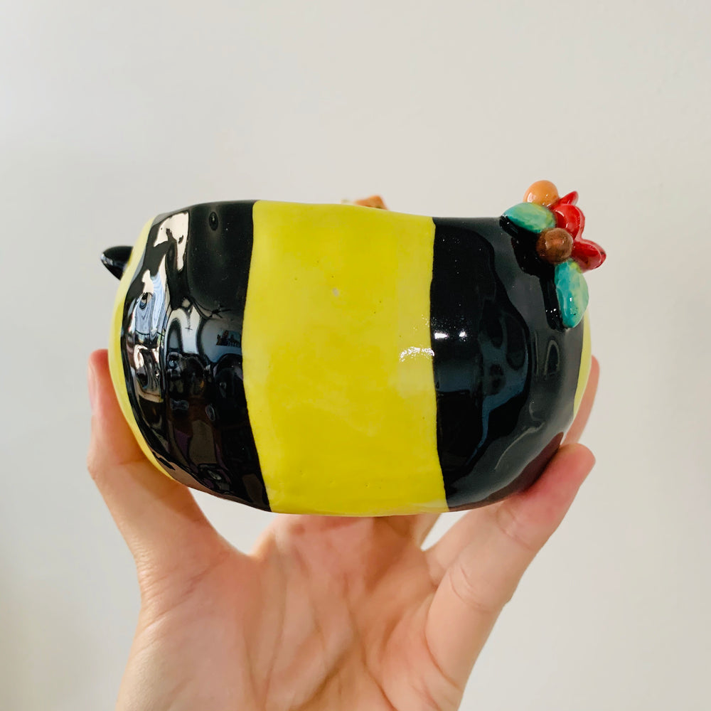 Flowery bee snack bowl with cat friend, photo 4 of 7