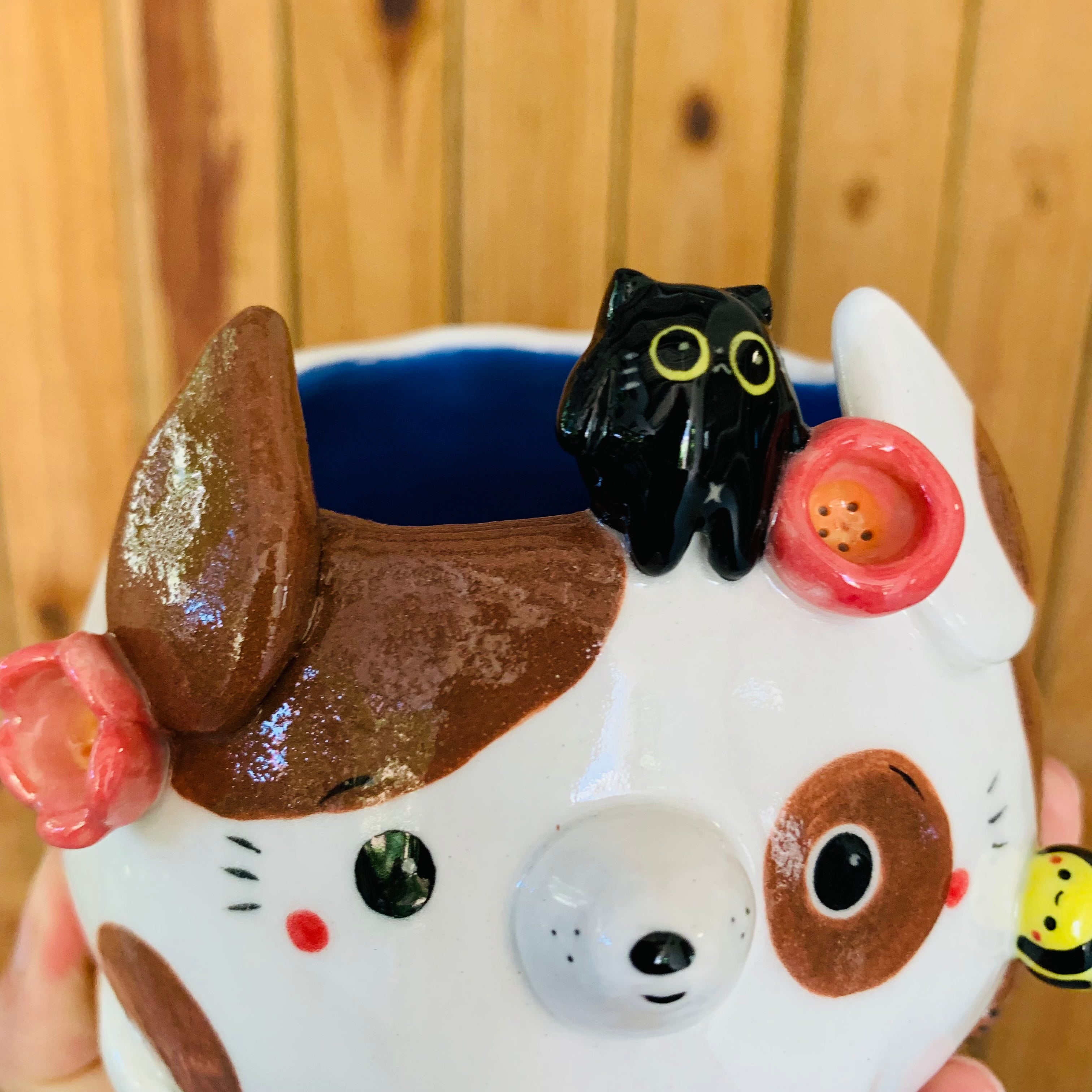 Brown spotty doggo pot with black cat and bee friend