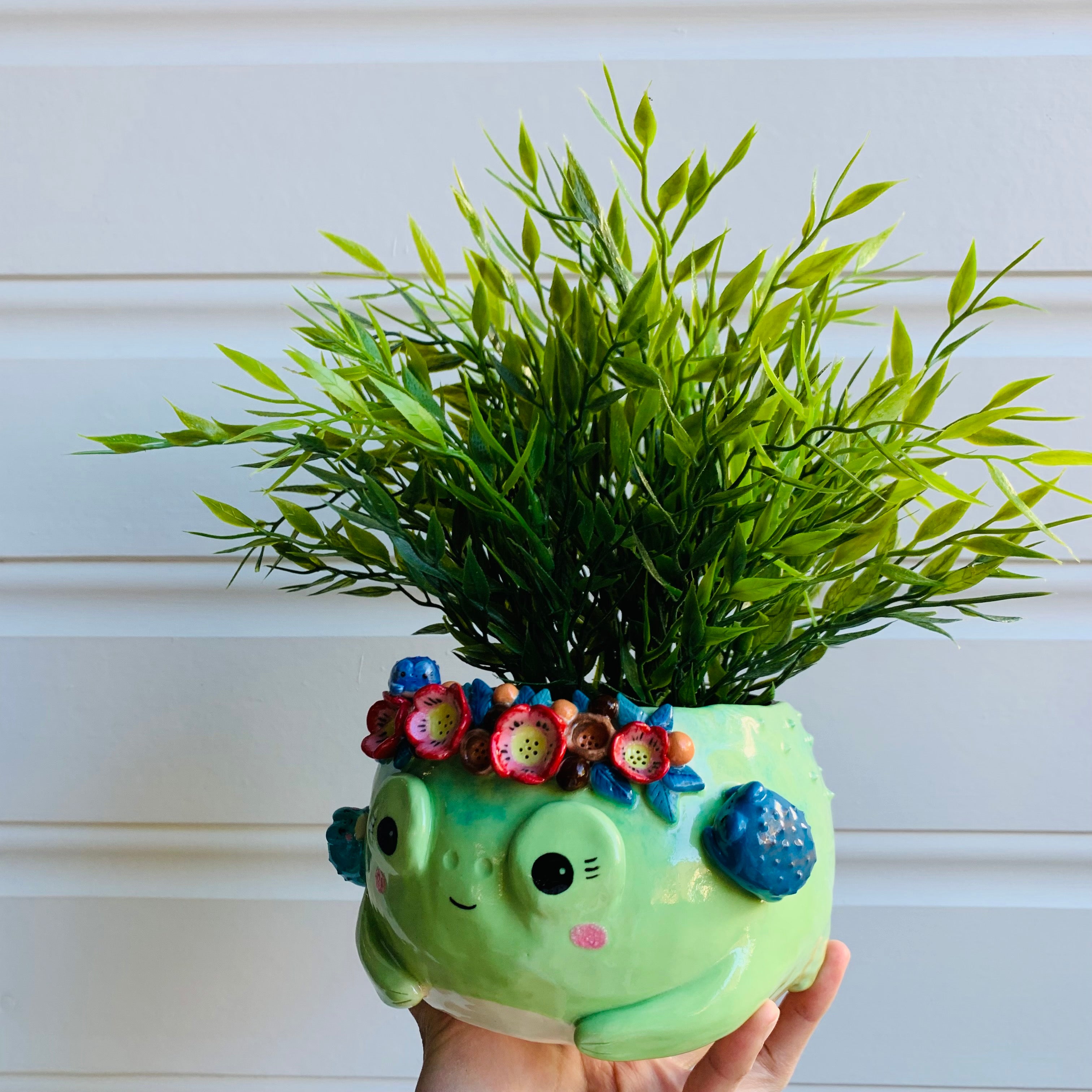 Flowery frog queen pot with baby frogs