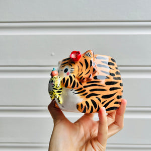 Flowery tiger with mandarin friend mug with baby tiger