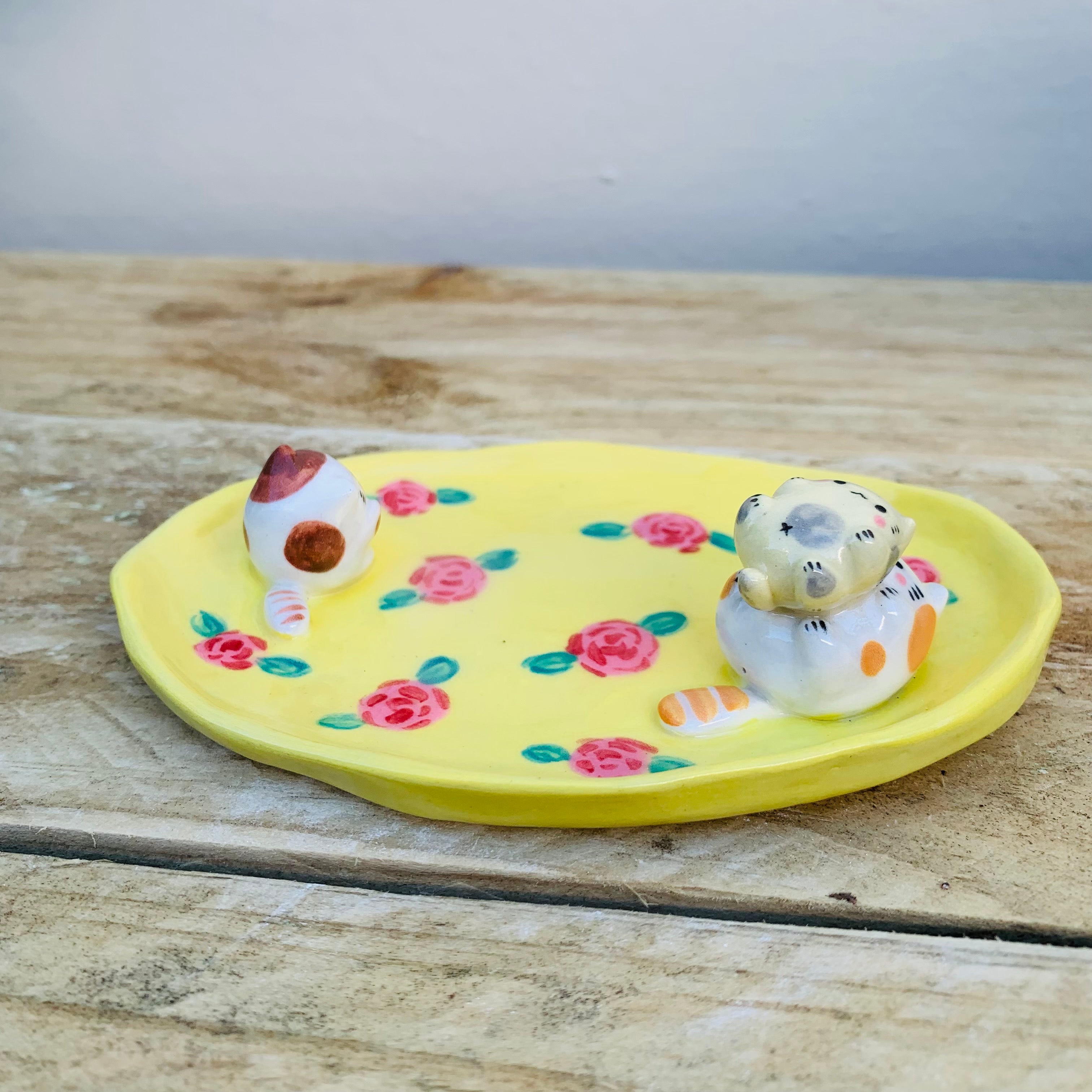 Cat family flowery trinket dish