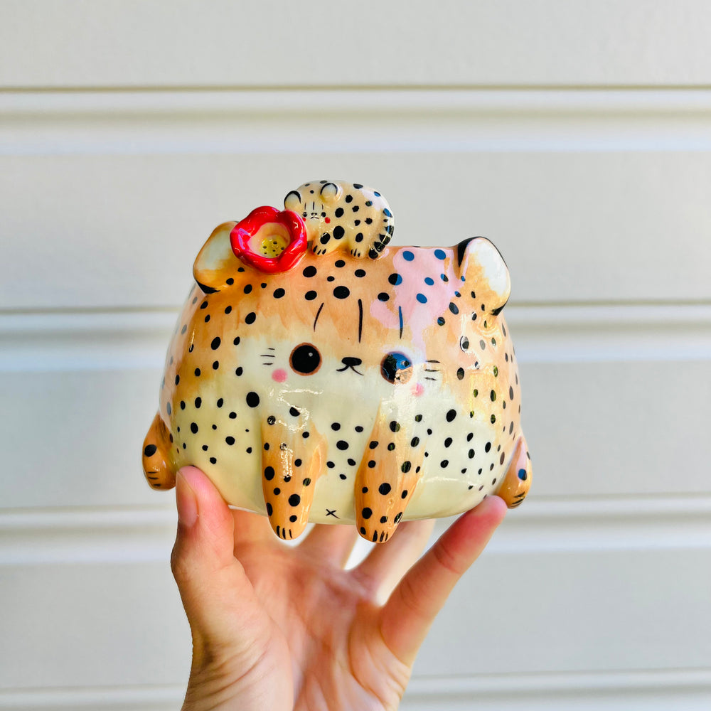 Cheetah pot with cheetah baby, photo 1 of 5