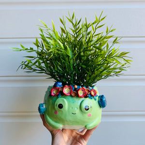 Flowery frog queen pot with baby frogs