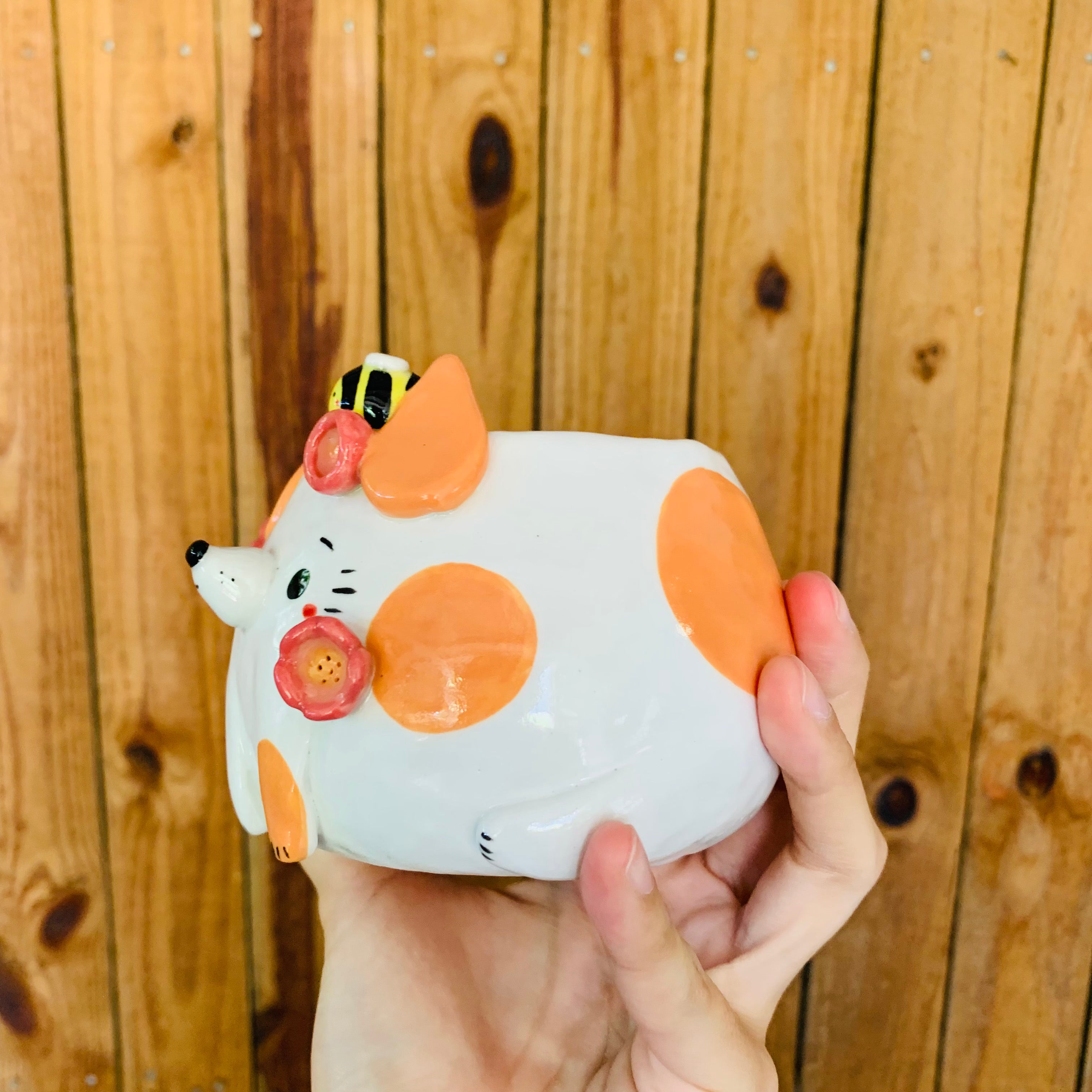 Orange spotty doggo pot with bee friends