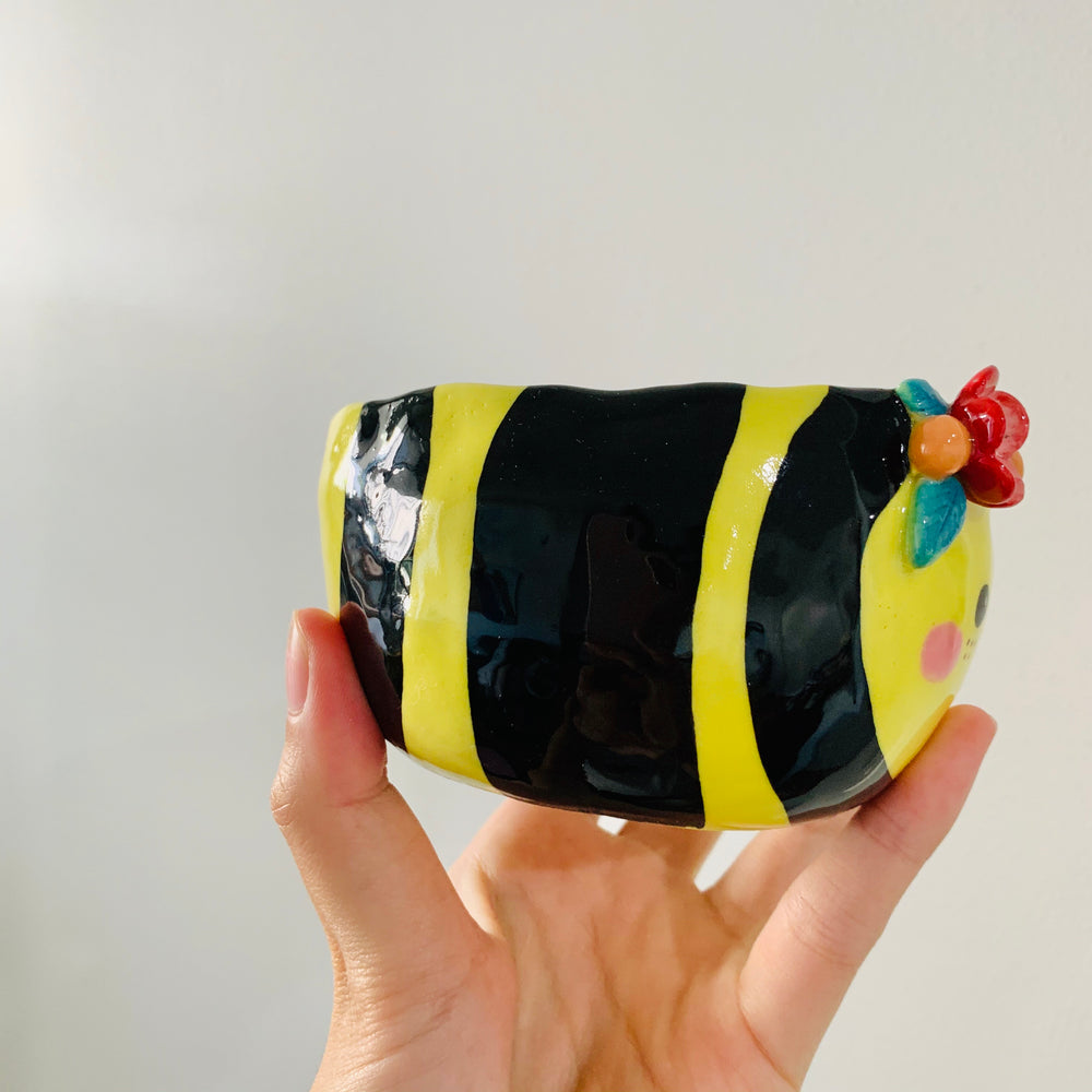 Flowery bee snack bowl with cat friend, photo 4 of 8