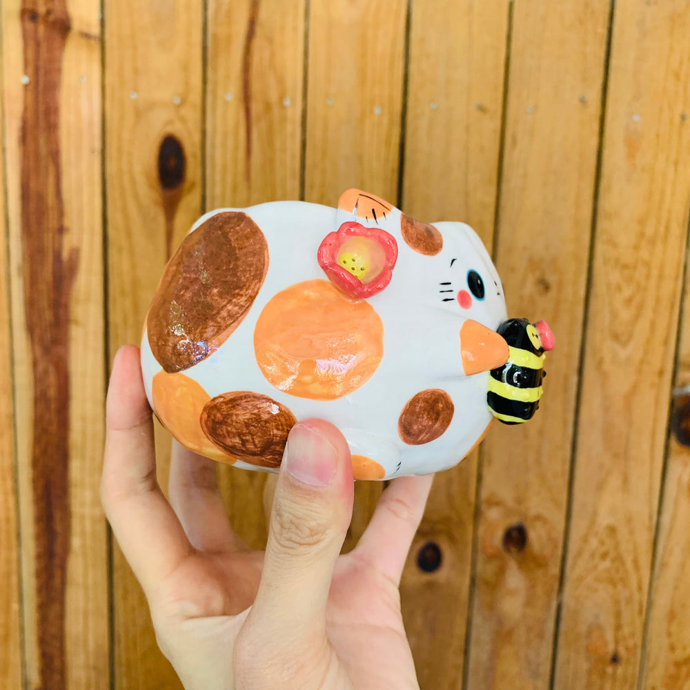 Spotty cat pot with bee friend, photo 2 of 7