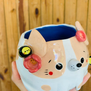 Cream spotty doggo pot with bee friends