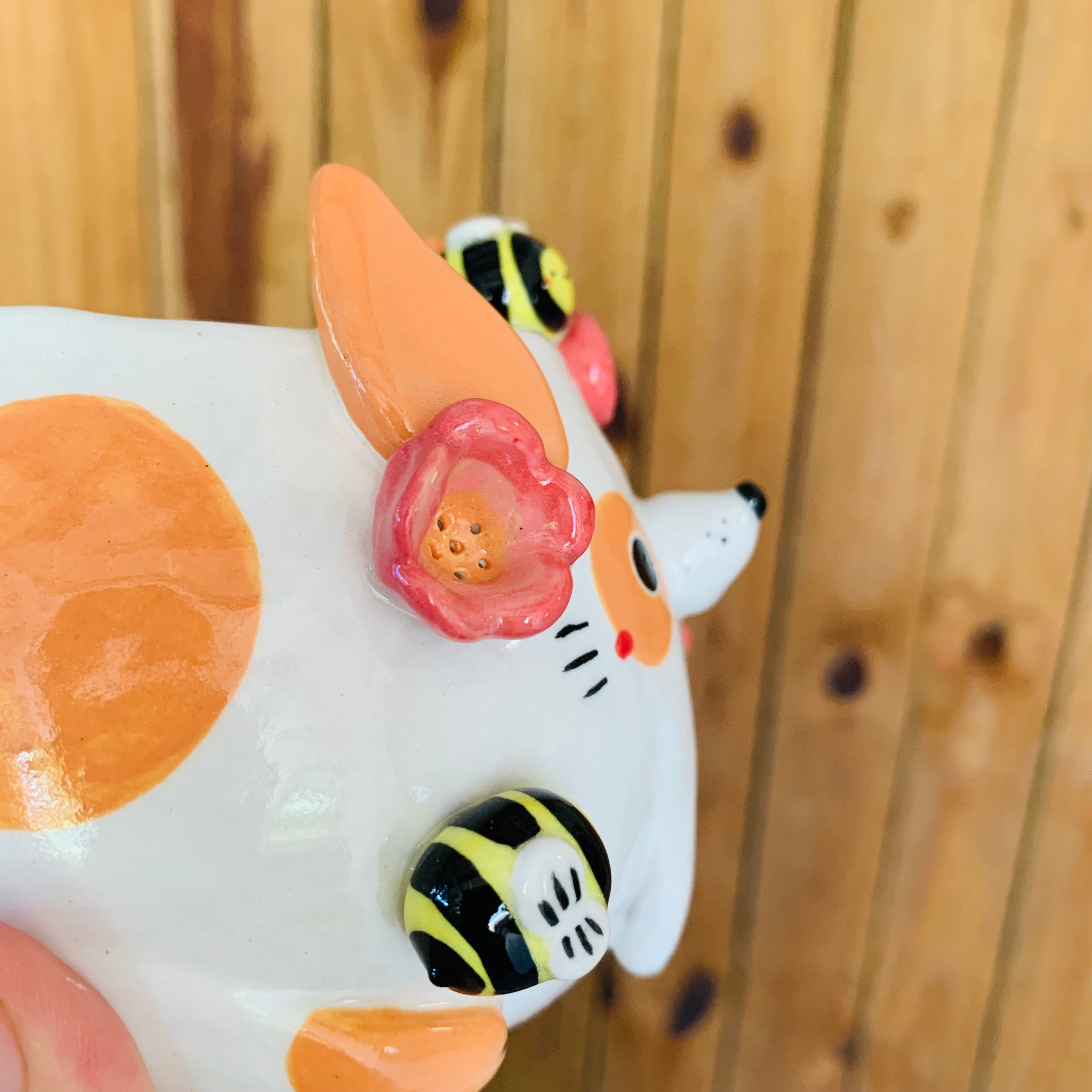 Orange spotty doggo pot with bee friends