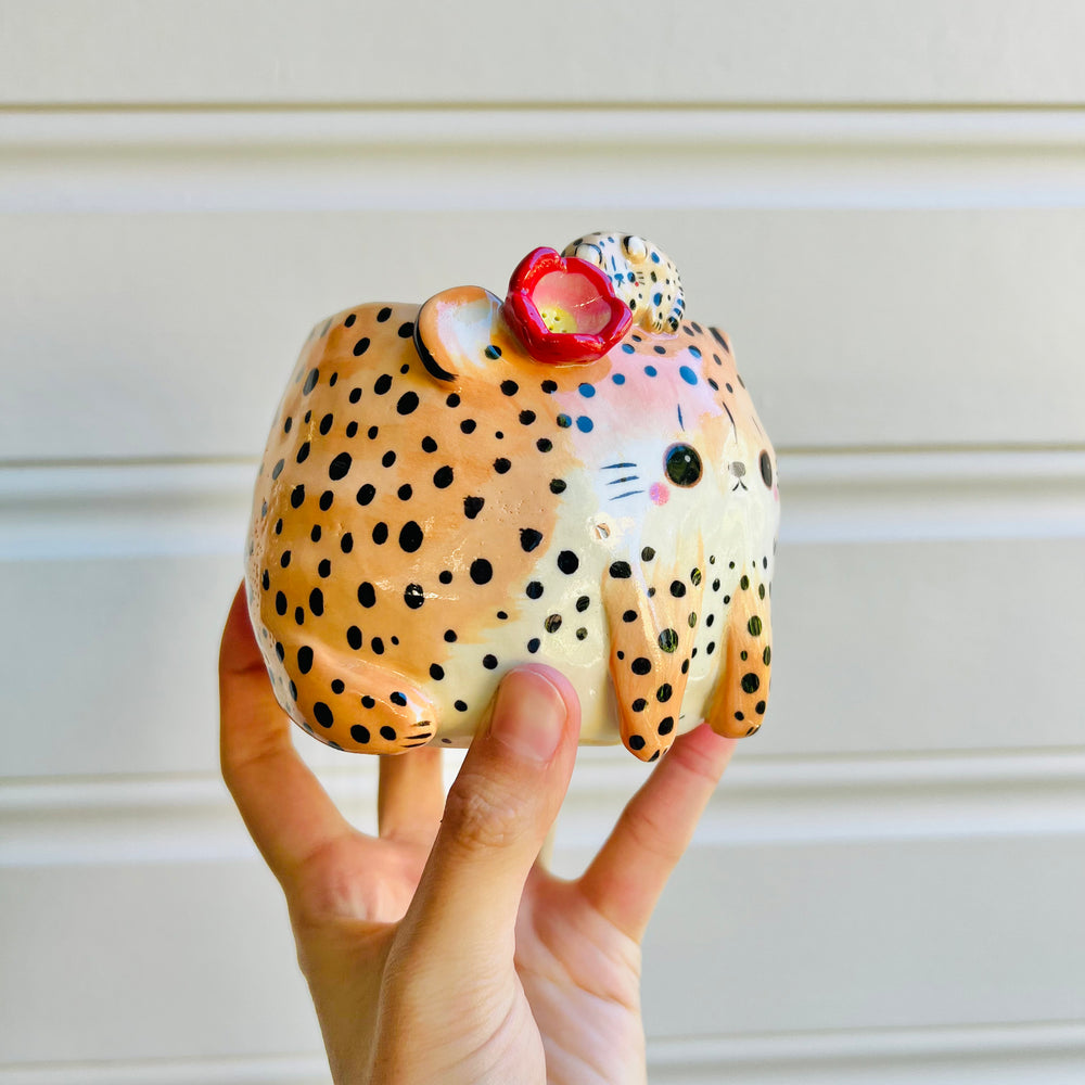 Cheetah pot with cheetah baby, photo 2 of 5