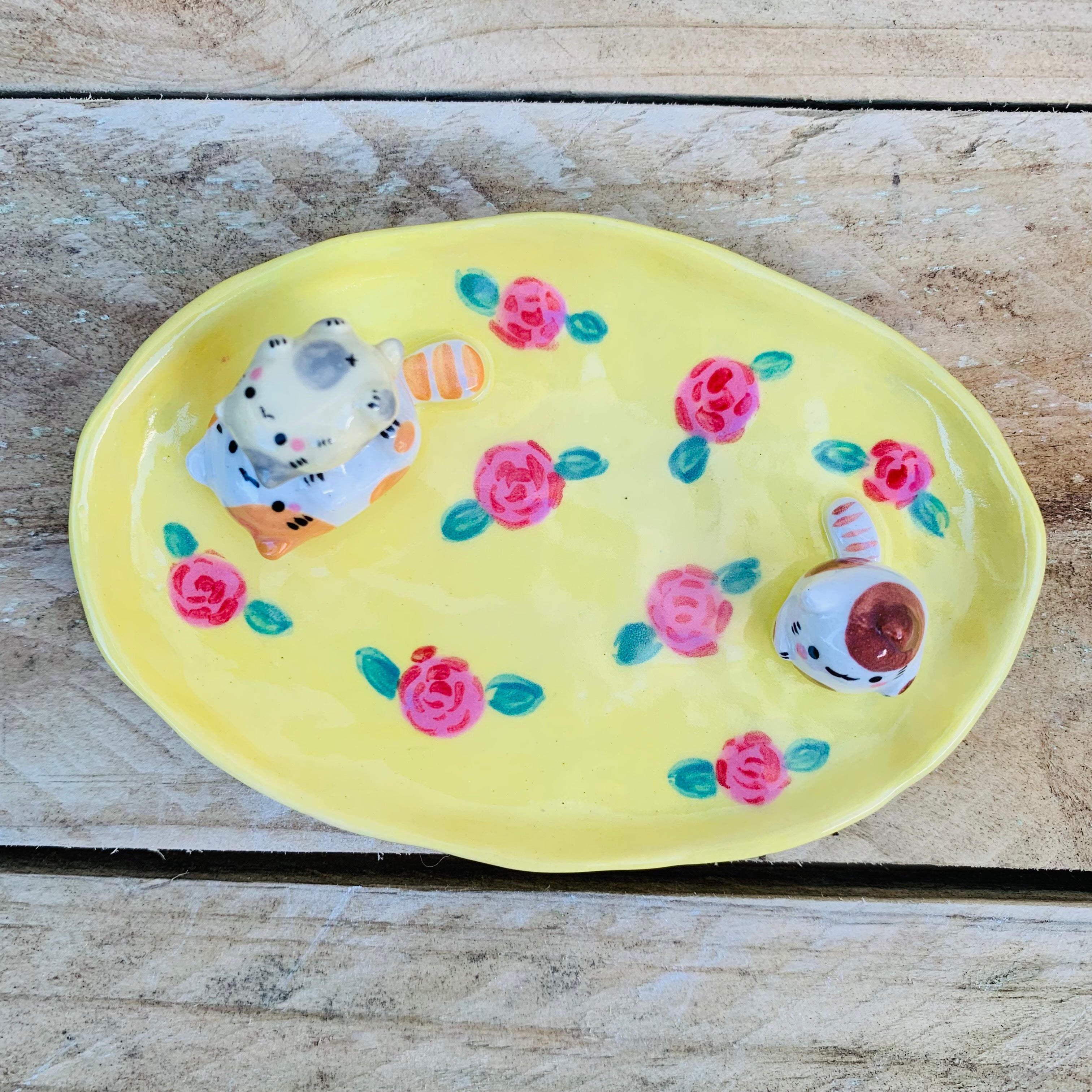 Cat family flowery trinket dish