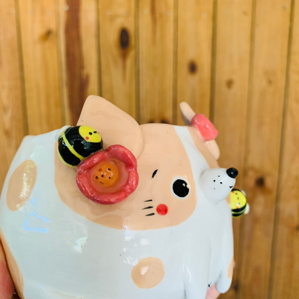 Cream spotty doggo pot with bee friends, photo 5 of 9