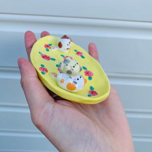 Cat family flowery trinket dish