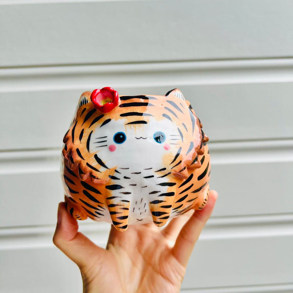 Sitting flowery tiger pot