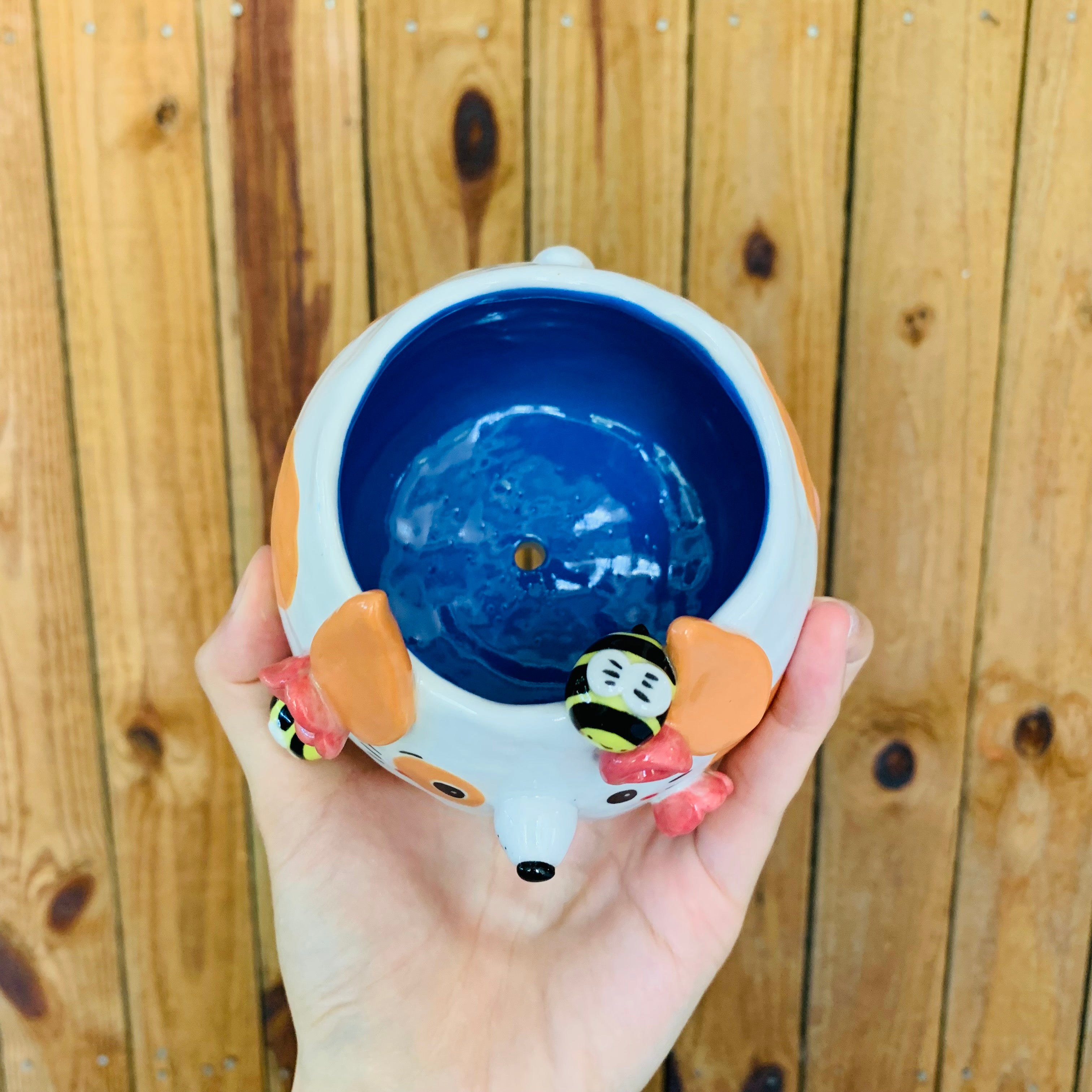 Orange spotty doggo pot with bee friends