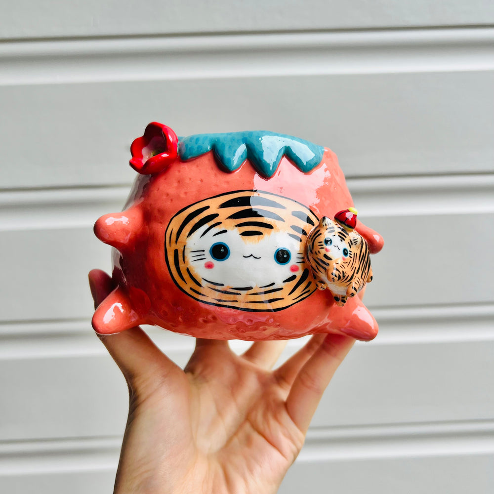 MANDARIN Tiger pot with baby tiger, photo 1 of 5