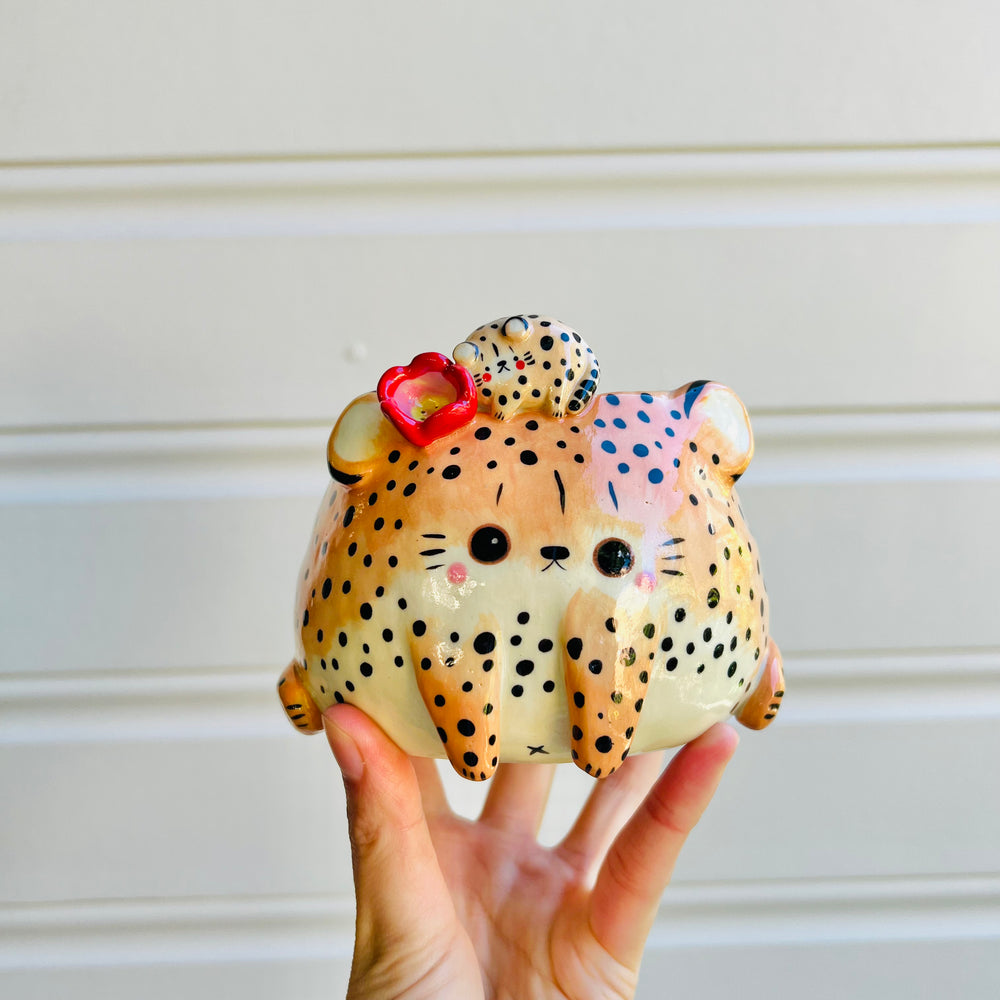 Cheetah pot with cheetah baby, photo 1 of 5