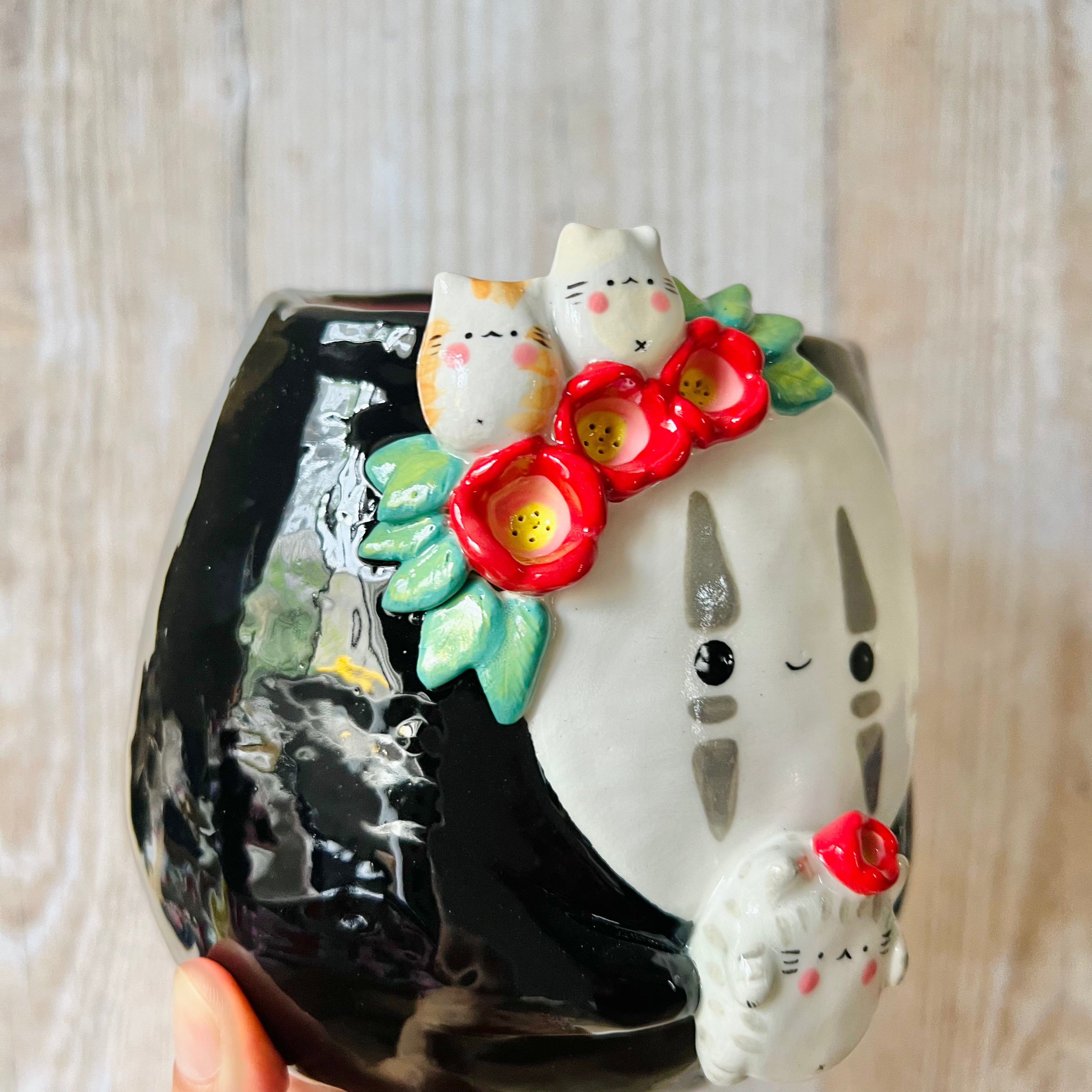 Flowery NO FACE POT with cat friends