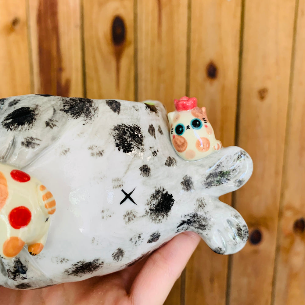 Chubby spotted seal with spotty cat friends pot, photo 7 of 7