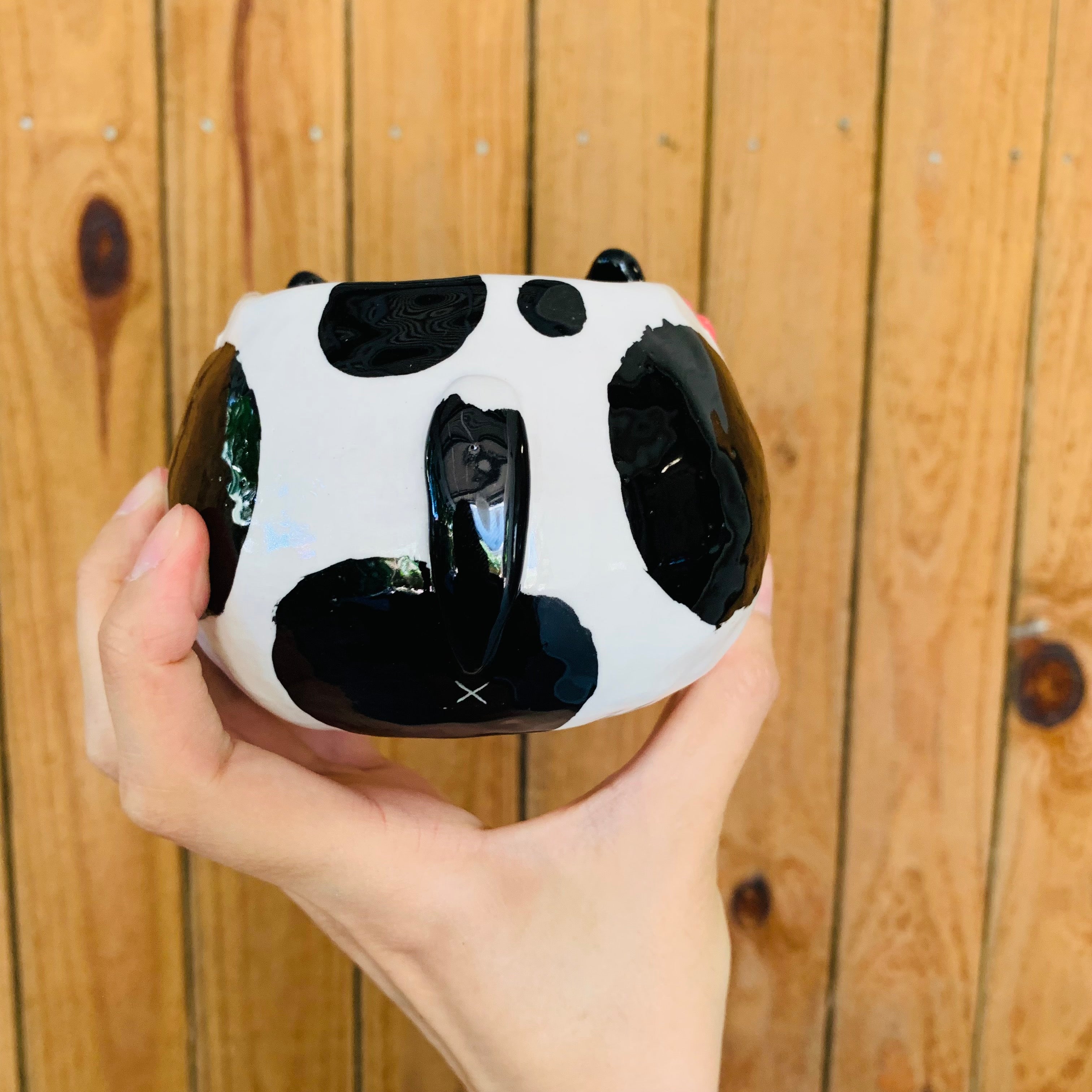 Black and white cat pot with bee friend