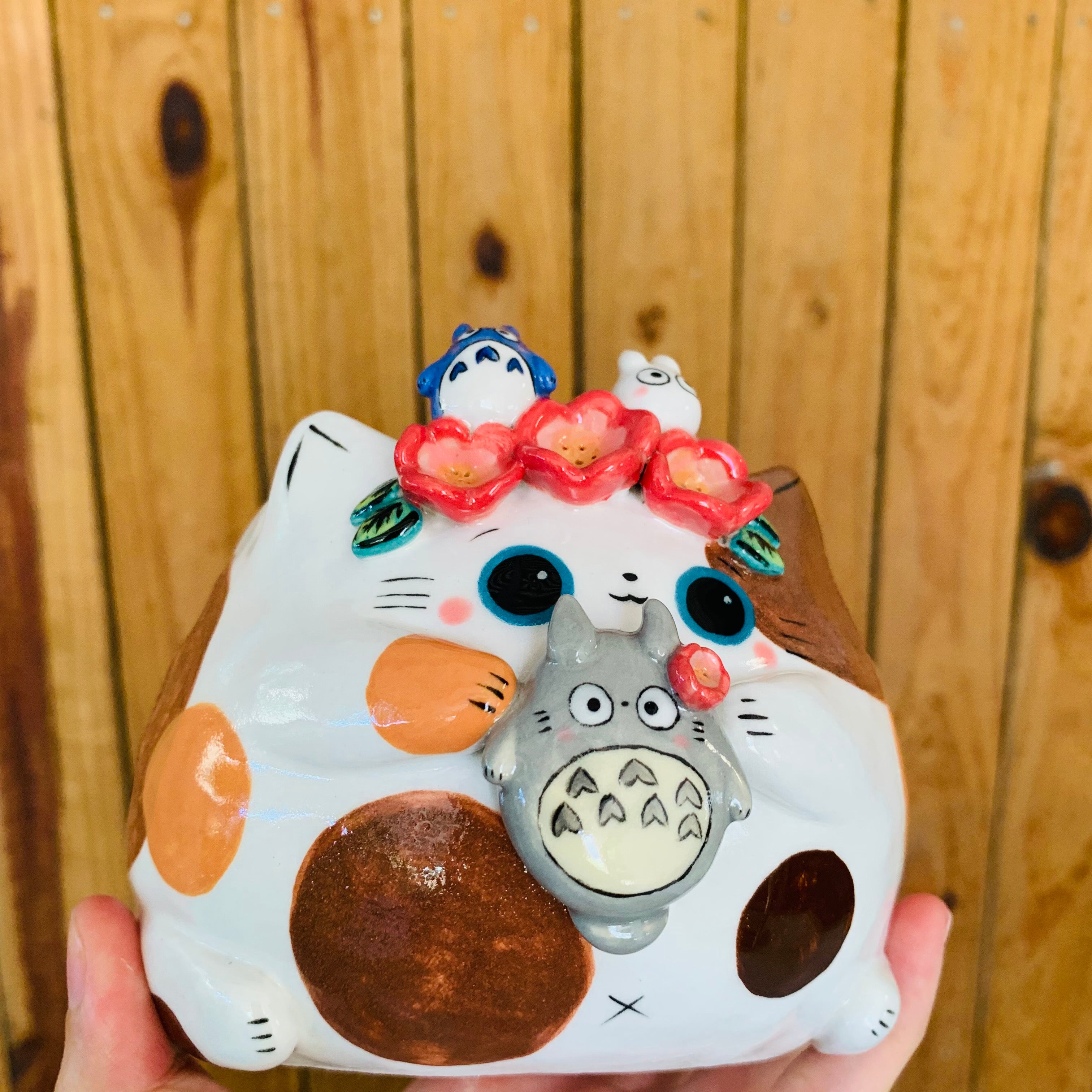 Flowery crown spotty cat pot with Totoro friends