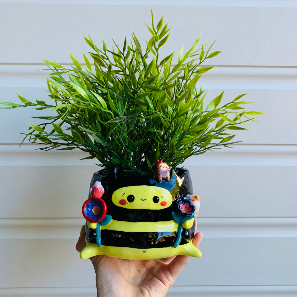 Spring has sprung Bee pot with friends (no drainage hole!), photo 2 of 14