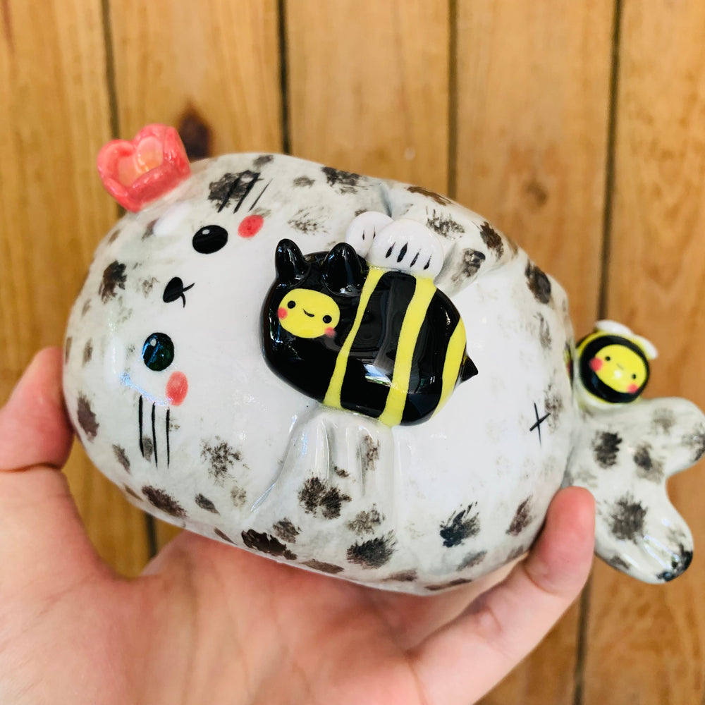 Chubby spotted seal with bee friends pot, photo 6 of 8