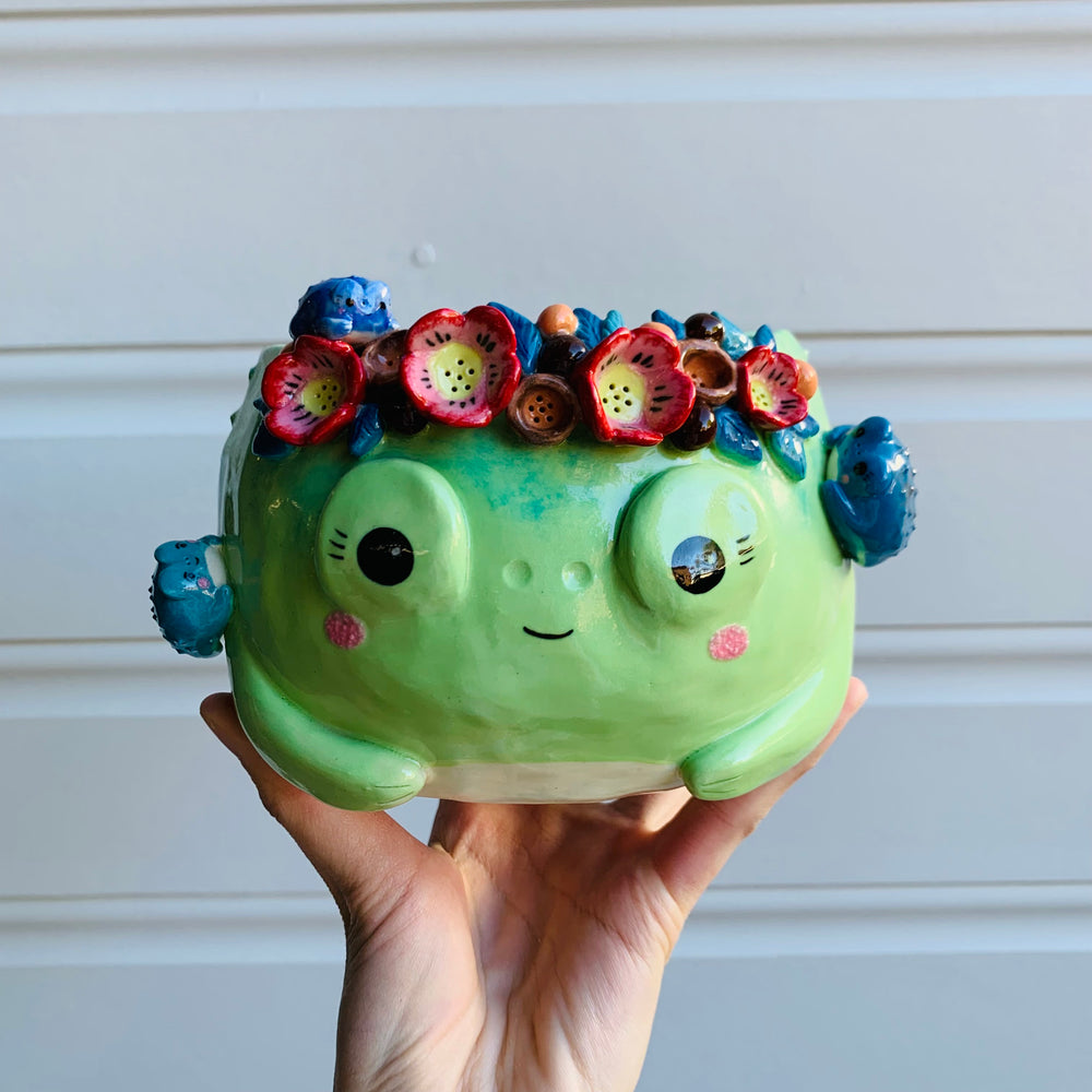 Flowery frog queen pot with baby frogs, photo 1 of 16