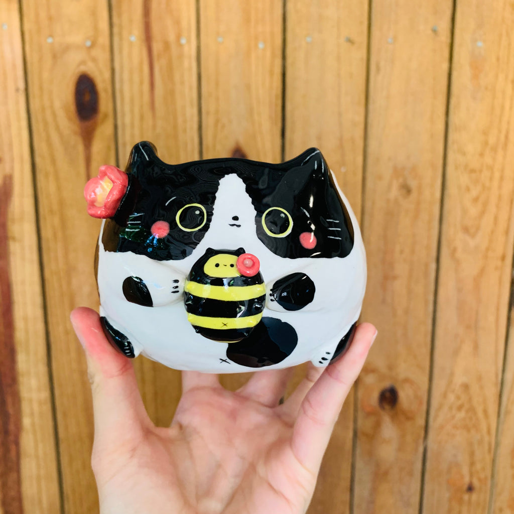 Black and white cat pot with bee friend