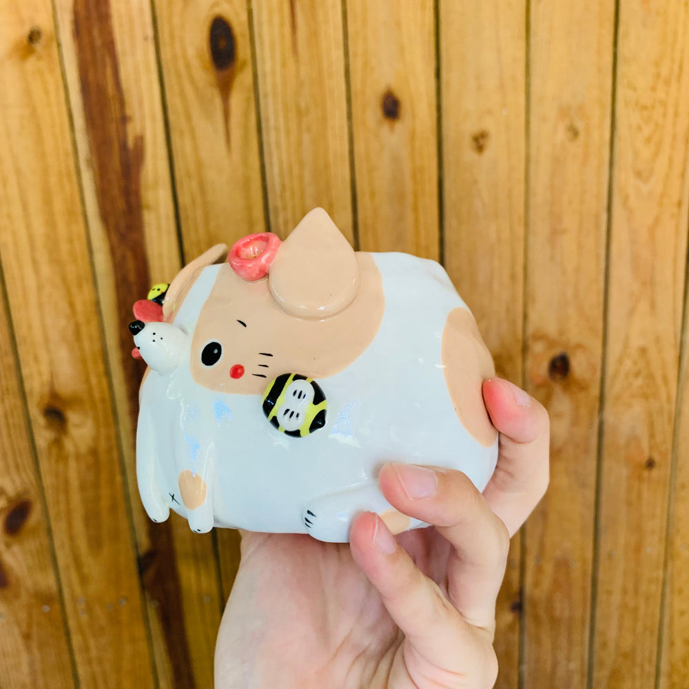 Cream spotty doggo pot with bee friends, photo 3 of 9