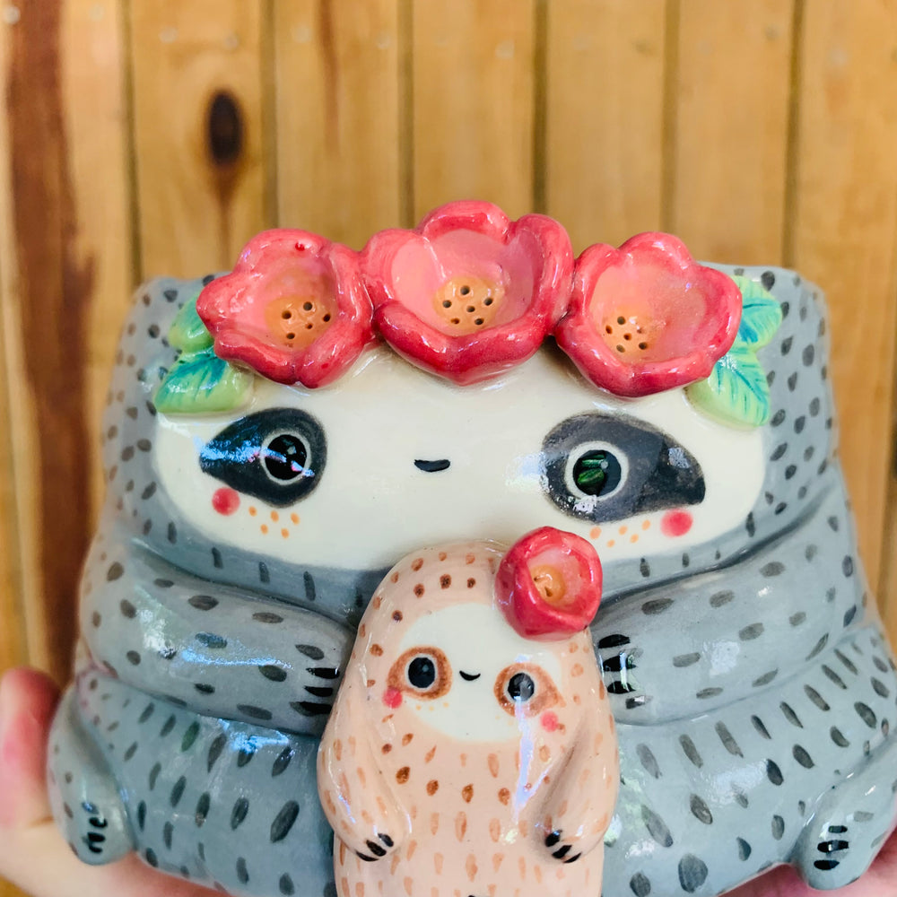 Flowery crown mama and baby sloth pot, photo 6 of 9