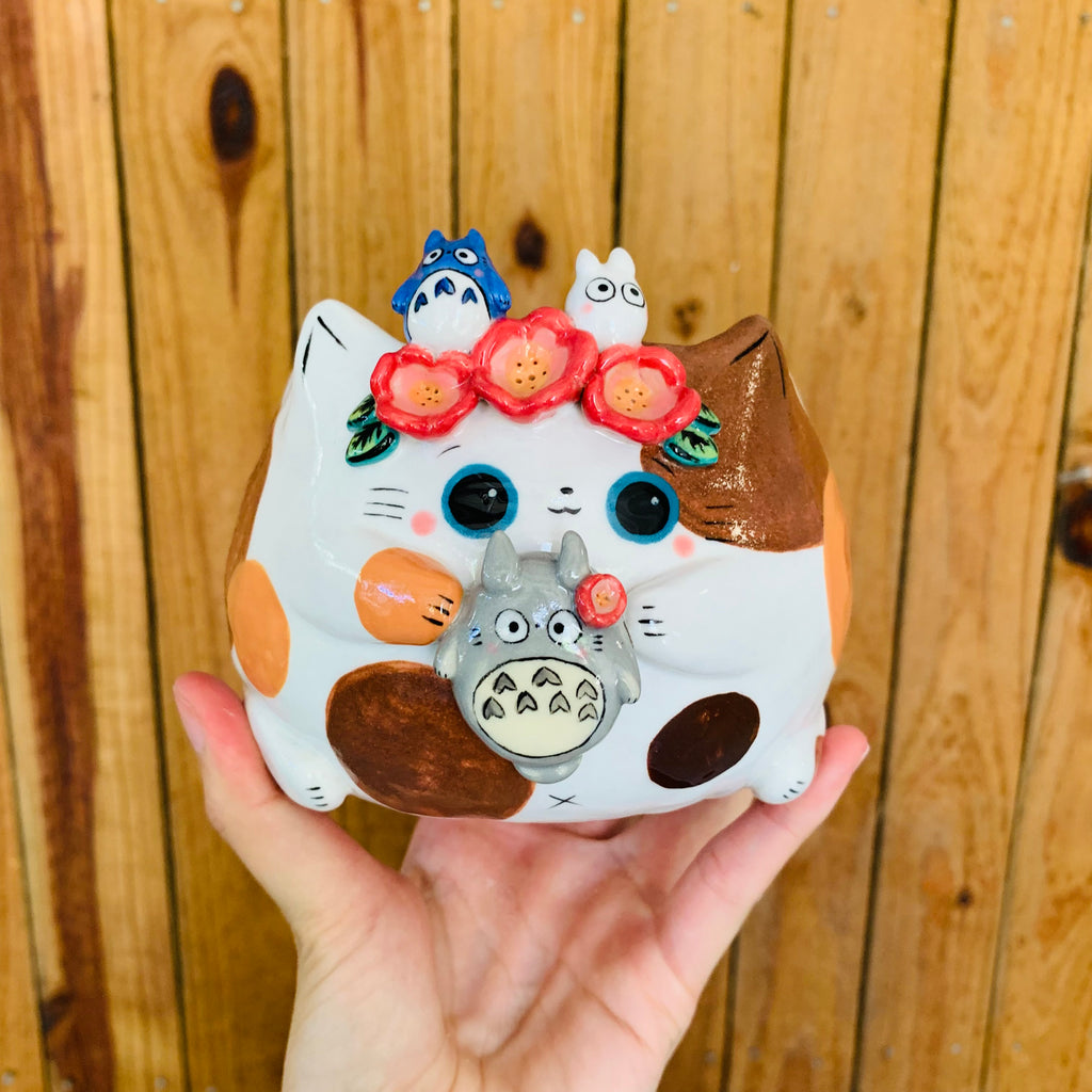 Flowery crown spotty cat pot with Totoro friends