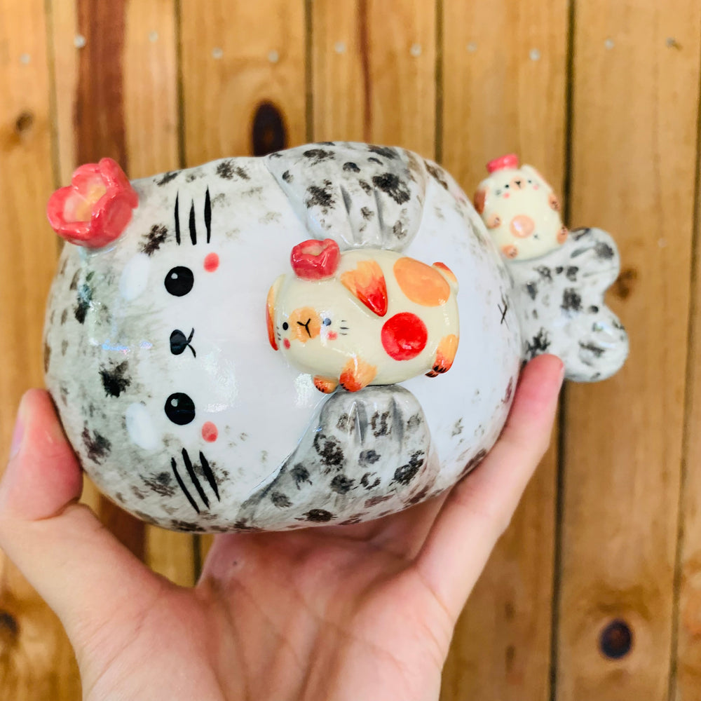 Chubby spotted seal with bunny friends pot, photo 6 of 7