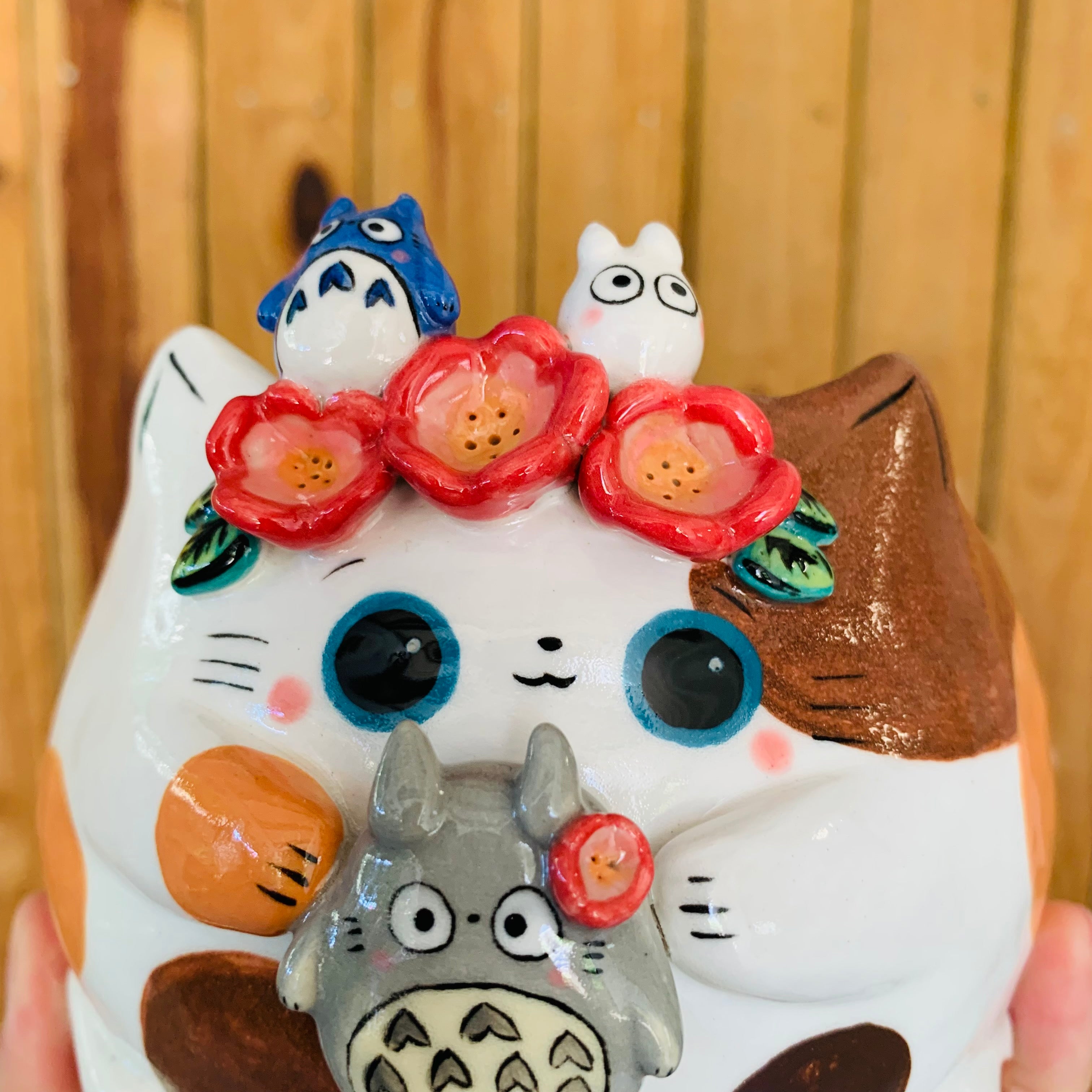 Flowery crown spotty cat pot with Totoro friends