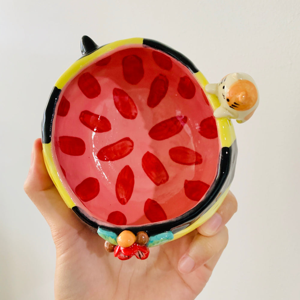 Flowery bee snack bowl with cat friend, photo 5 of 7