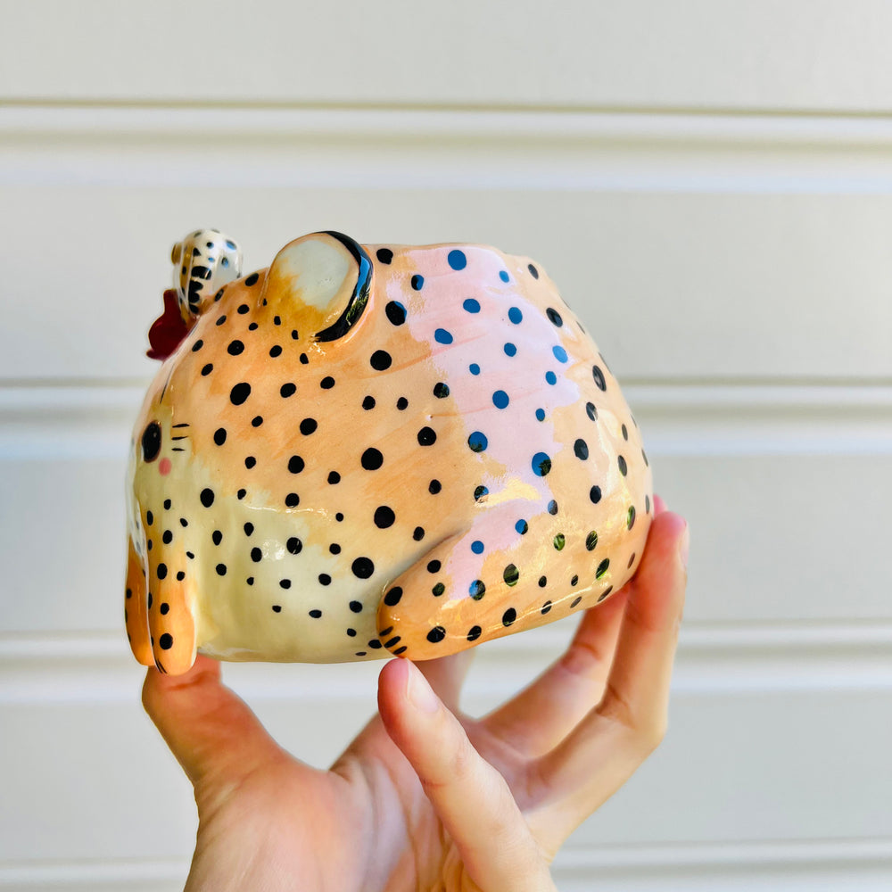 Cheetah pot with cheetah baby, photo 3 of 5