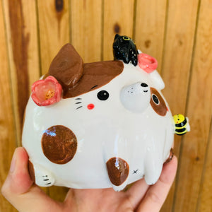 Brown spotty doggo pot with black cat and bee friend