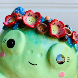 Flowery frog queen pot with baby frogs