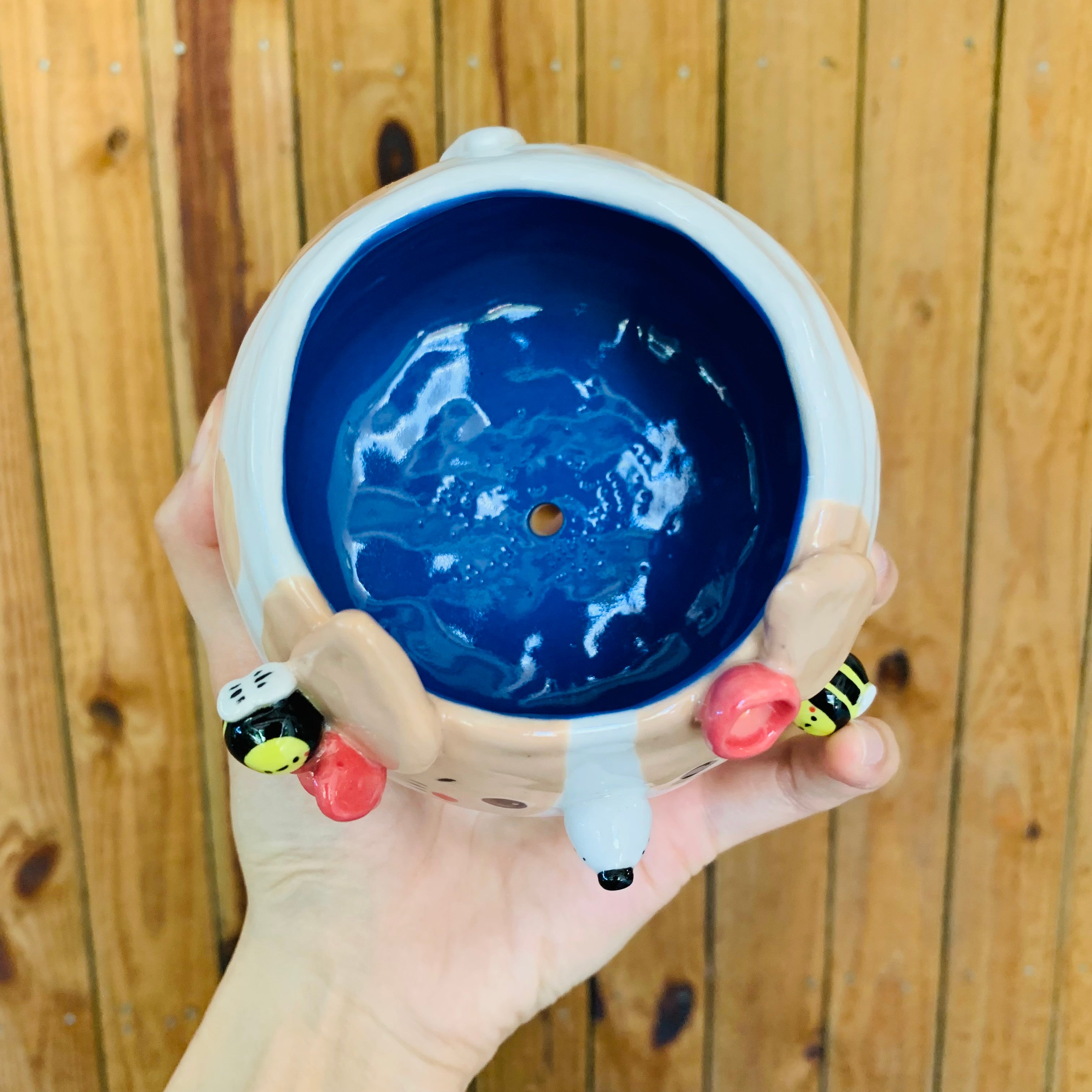 Cream spotty doggo pot with bee friends