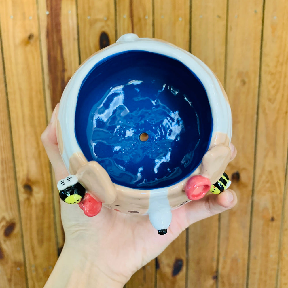 Cream spotty doggo pot with bee friends, photo 7 of 9